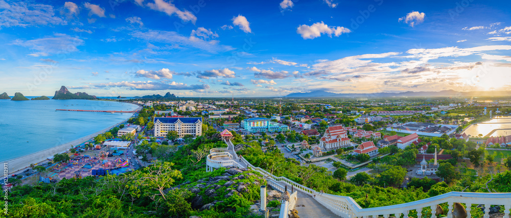 泰国Prachuapkhirikhan，Khao Chong Krachok日落时的全景。