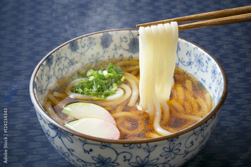 うどん　箸で麺を持ち上げ