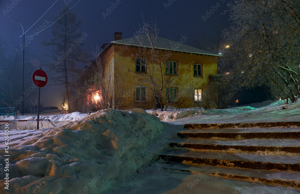 维州雪地下街道与老旧住宅的夜拍