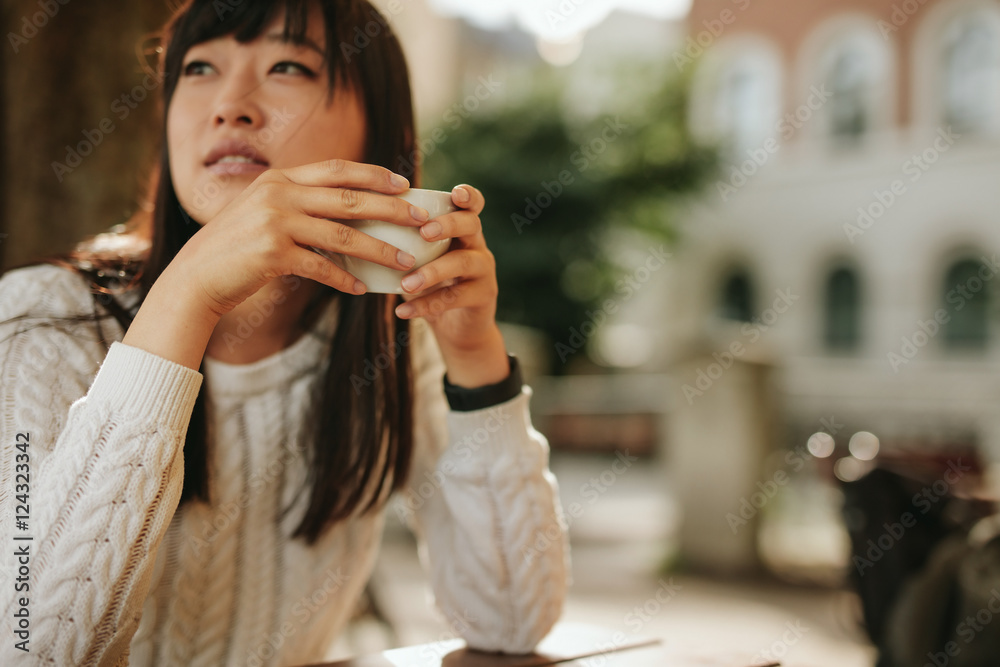 中国女人在户外咖啡馆喝咖啡