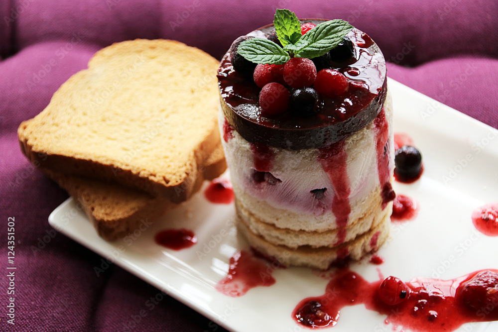 Waldbeer Törtchen, Schichtdessert, Parfait, Nachtisch, Dessert, Süßspeise