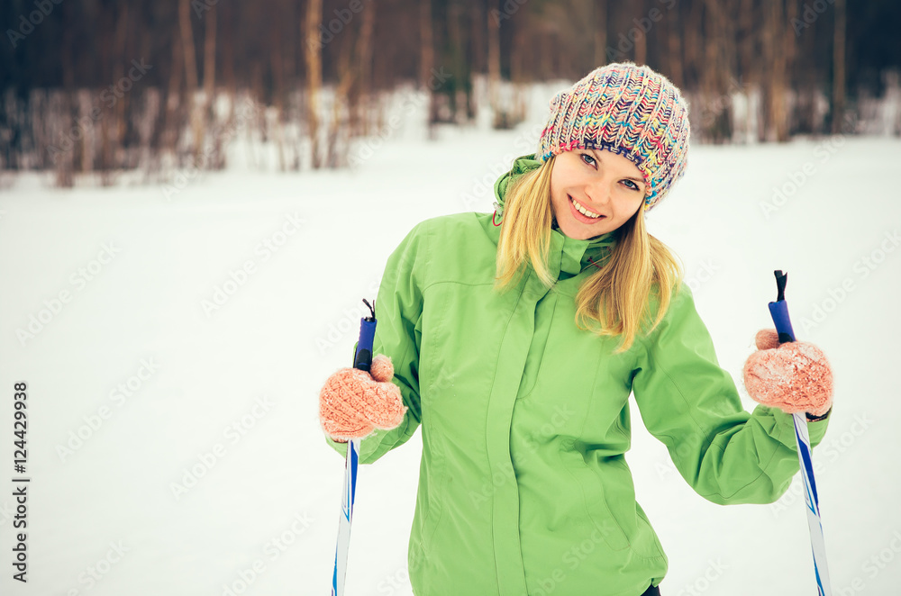 拥有滑雪快乐笑脸的年轻女性冬季雪地滑雪运动和健康生活方式理念