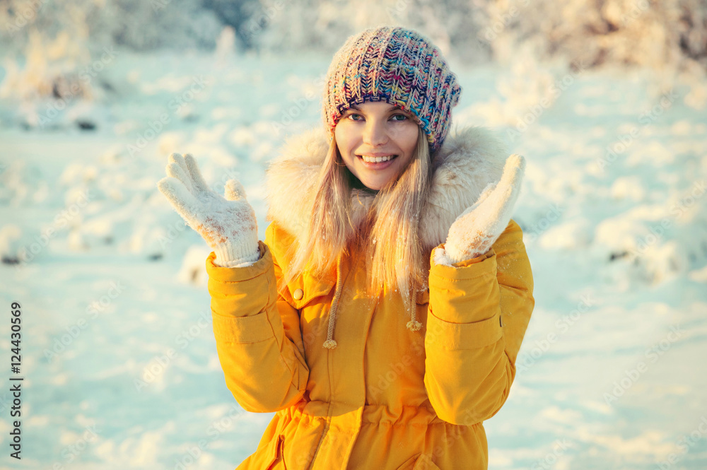 年轻女性户外冬季生活方式帽子和手套时尚服装雪地里的幸福情感