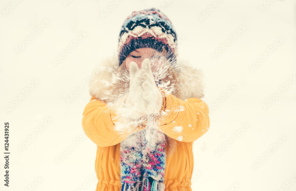 戴着手套玩雪地的年轻女人户外寒假旅行生活方式