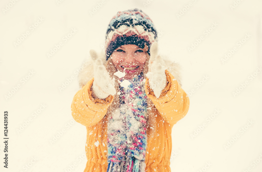 戴着帽子和围巾的年轻女子快乐微笑户外享受冬雪旅行生活方式