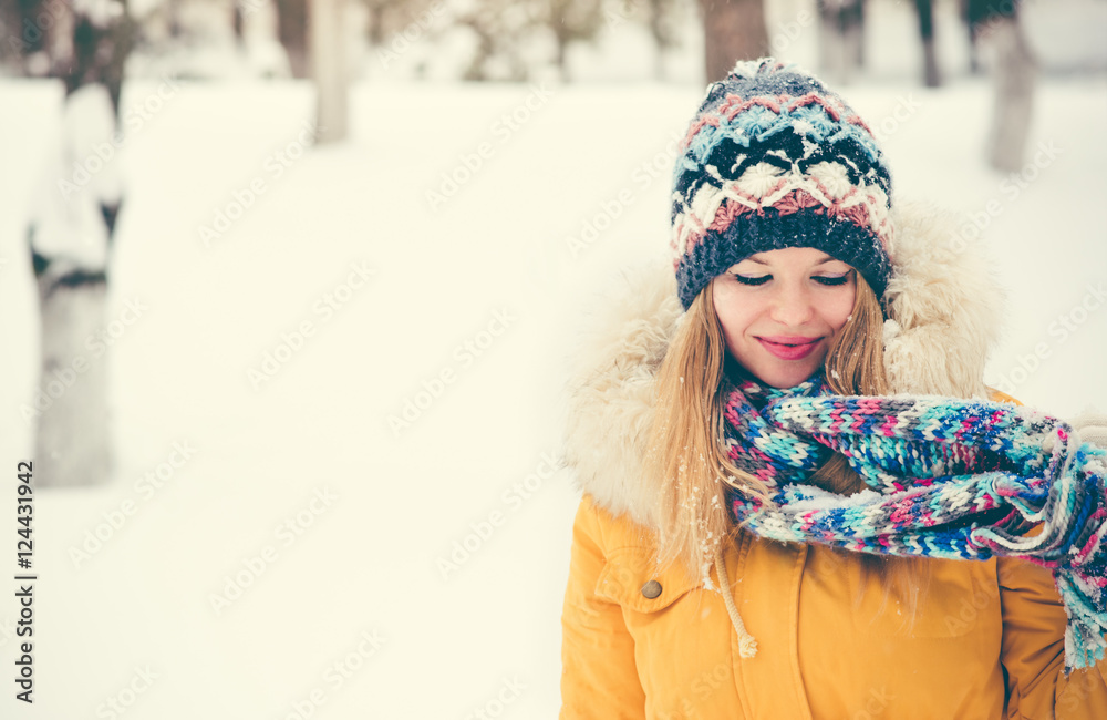 年轻女人戴着帽子和围巾快乐微笑户外冬雪旅行时尚生活方式