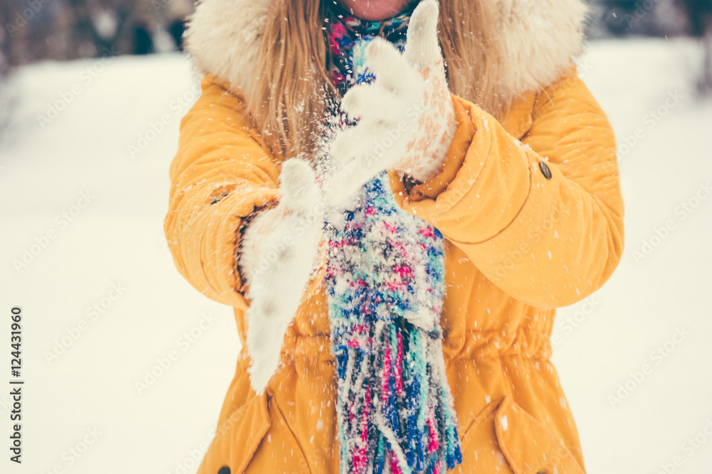 女人手戴手套抖雪户外寒假生活方式