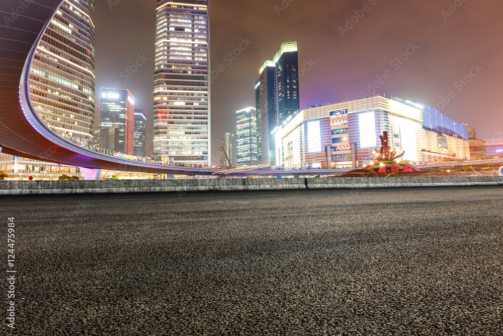 中国上海夜晚的柏油路和美丽的城市风光