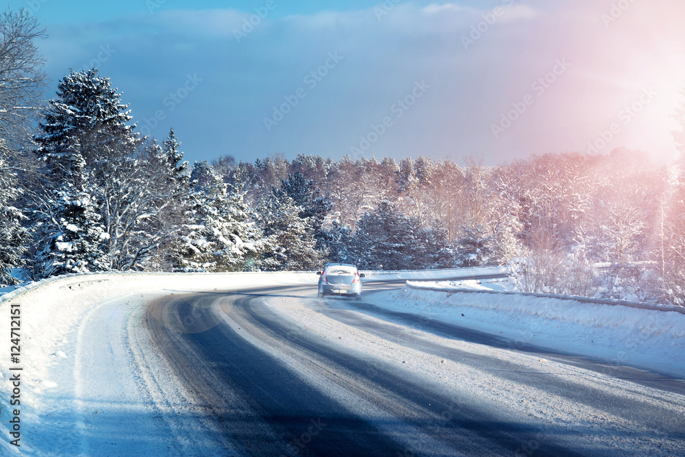 汽车轮胎在被雪覆盖的冬季道路上行驶