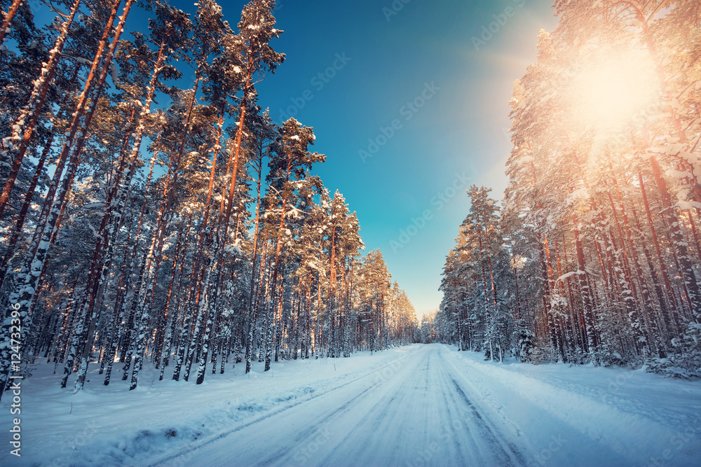 美丽的霜冻晴天，雪地里的沥青路