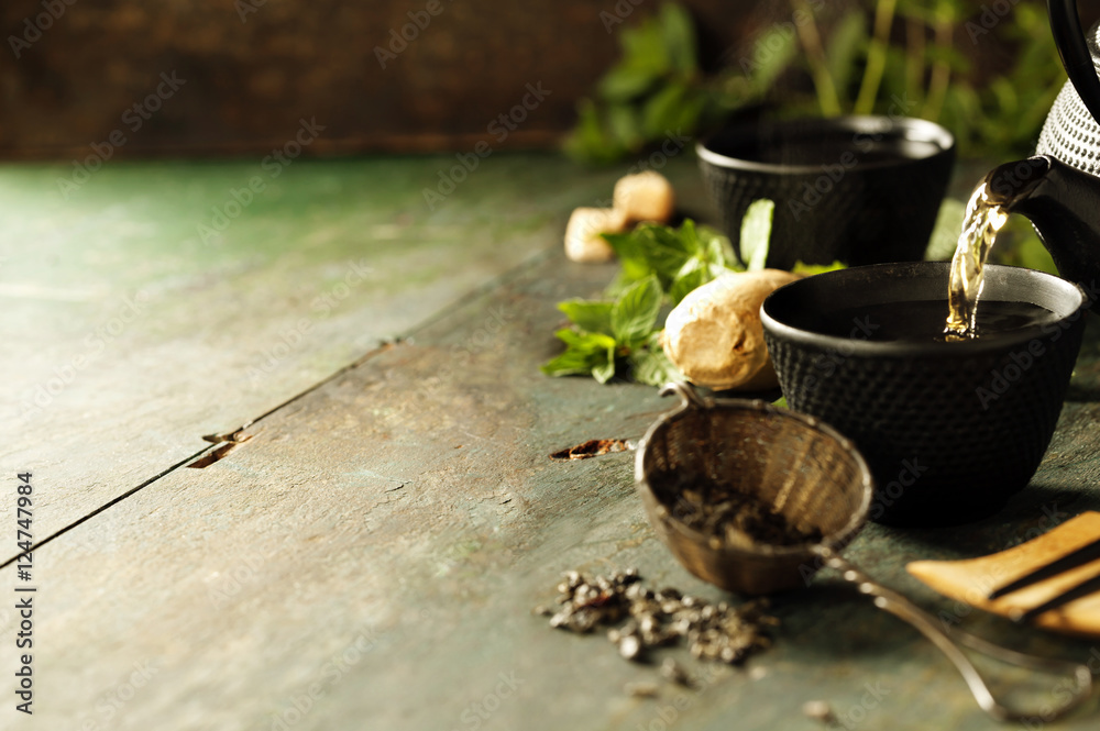 日本薄荷茶茶壶和杯子