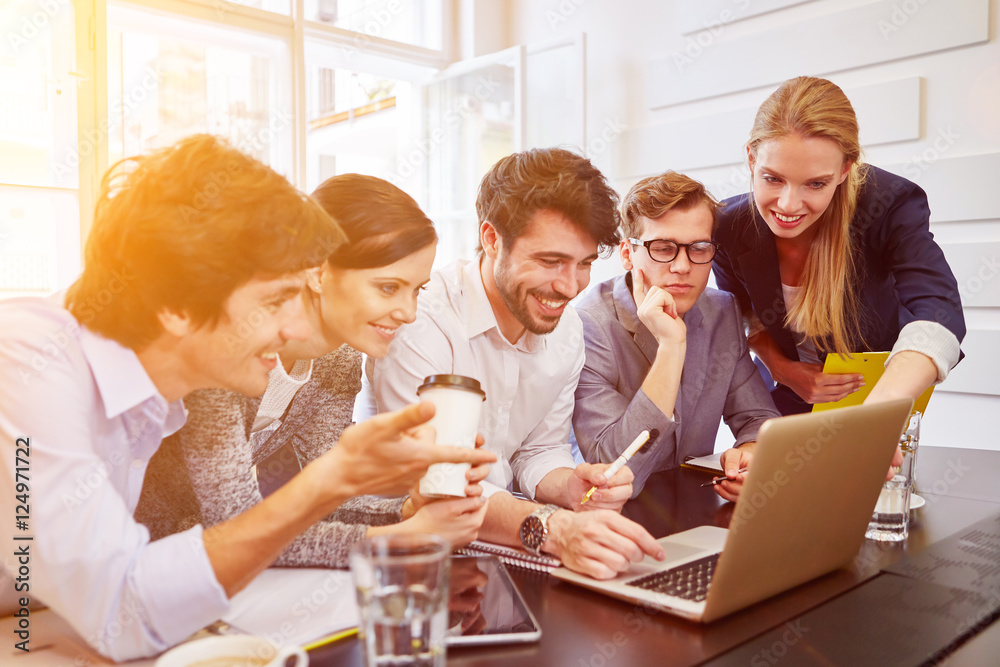 Business Team um Computer im Büro