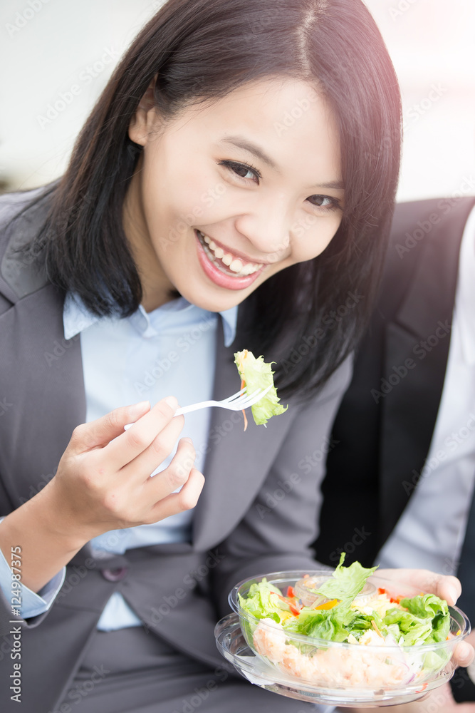 女商人在办公室吃沙拉