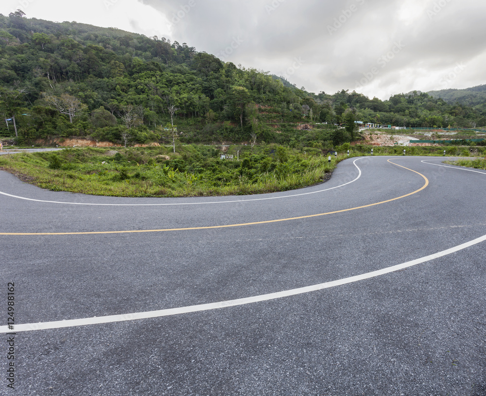 柏油路和山地林区。