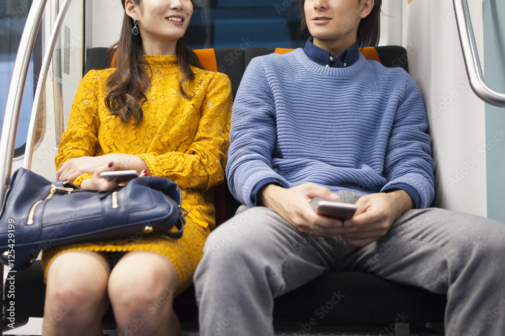 The couple have a smartphone on a train