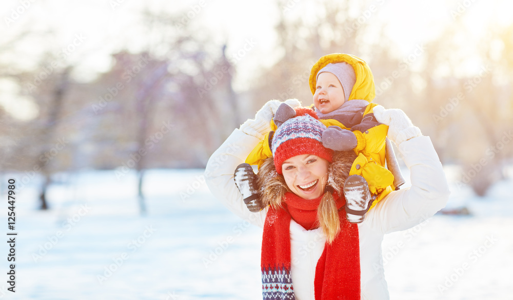 幸福的家庭妈妈和宝宝是冬天散步的幸福雪