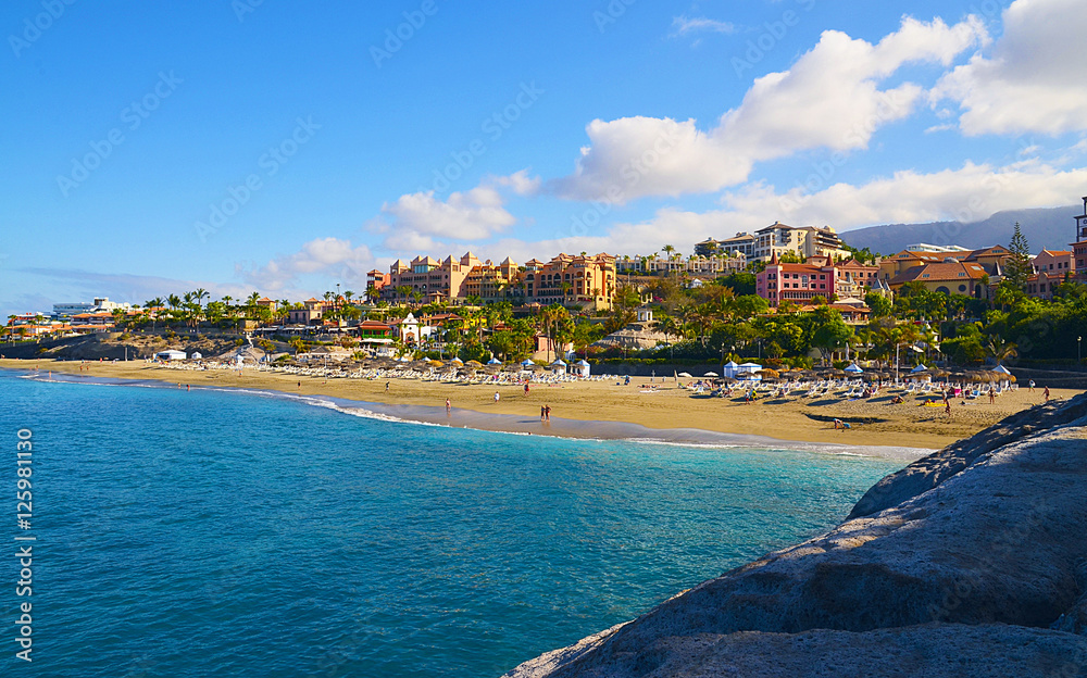 Costa Adeje，Tenerife，Canary Islands，Spain的El Duque海滩海岸景观。旅行或度假胜地