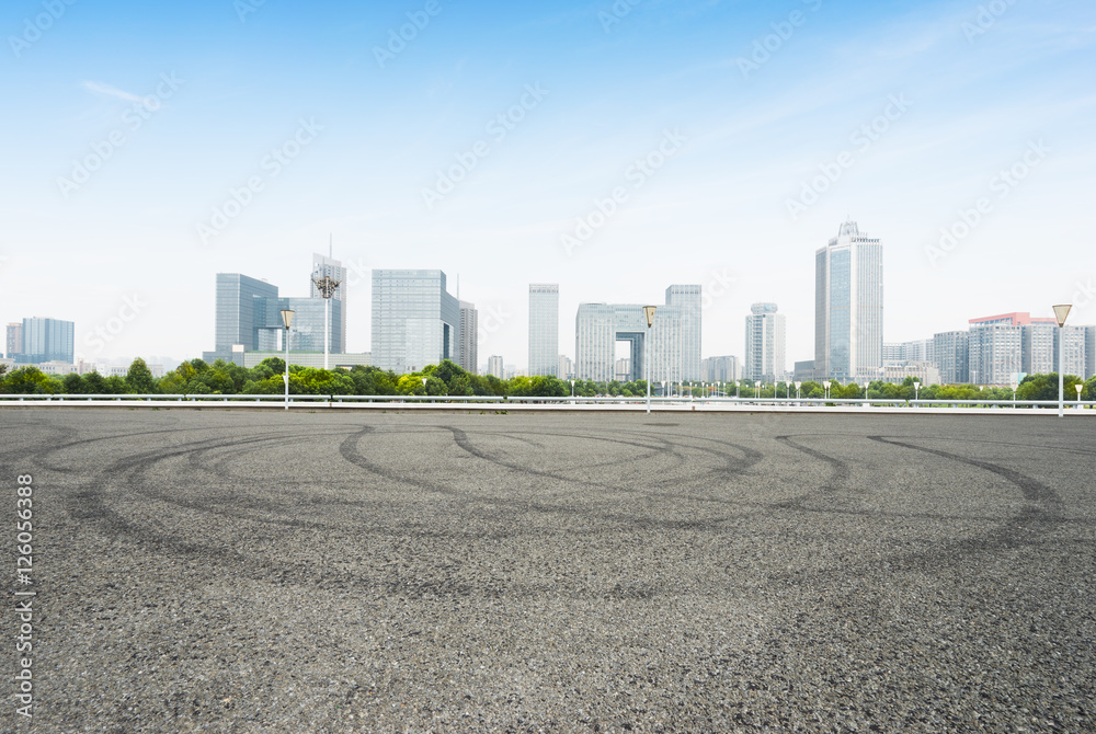 从空旷的柏油路看南京的城市景观和天际线