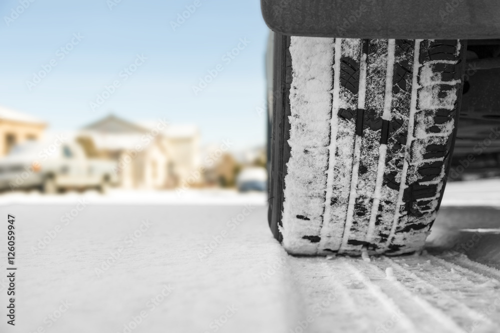 冬季雪地道路上的汽车轮胎