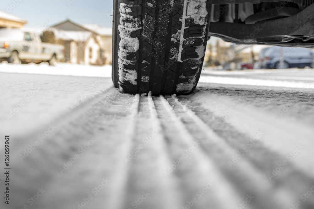 冬季雪地道路上的汽车轮胎