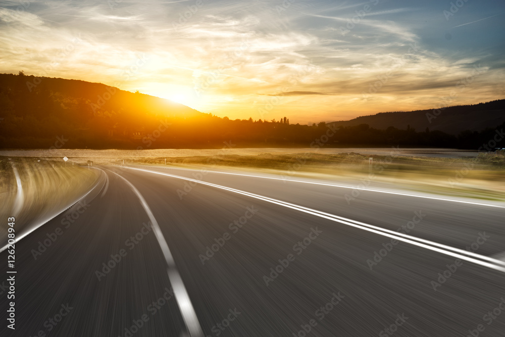 从空旷的乡村道路上看日出