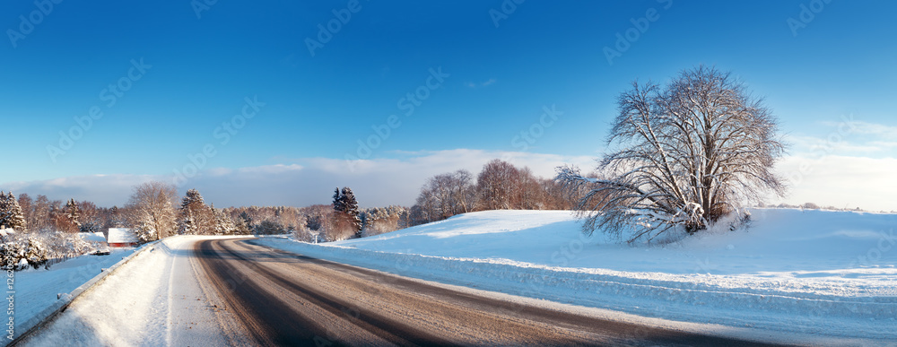 美丽的霜冻晴天，雪地里的沥青路