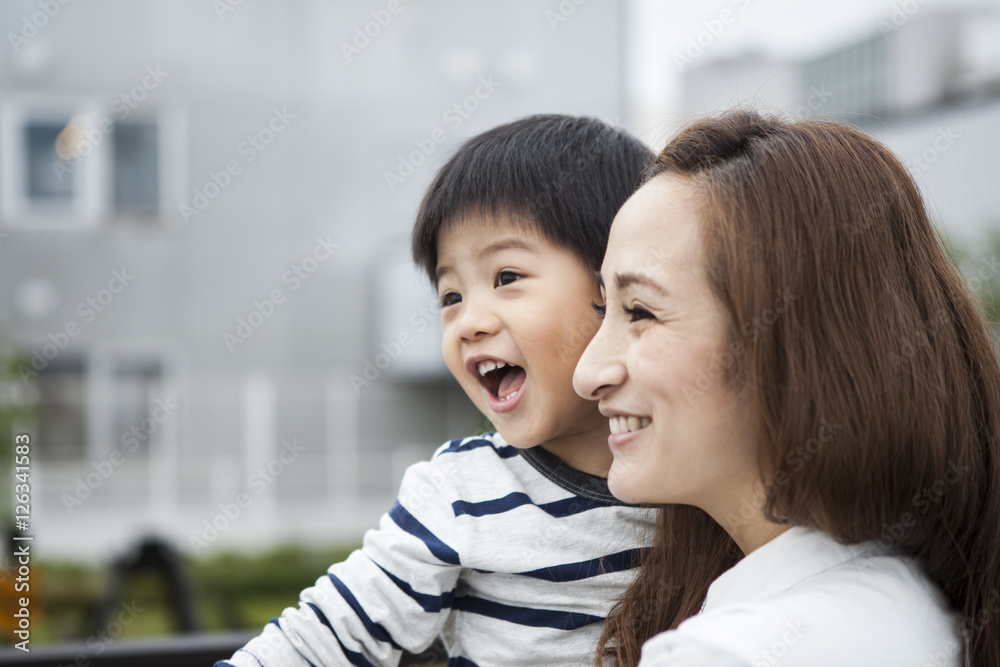 妈妈抱着一个3岁的男孩