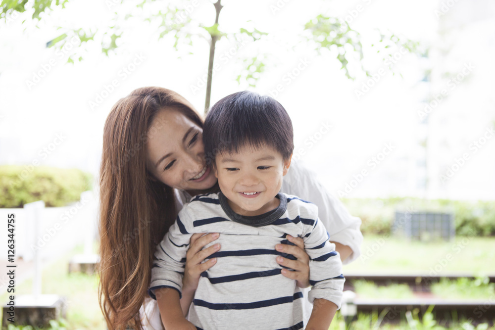 母子俩笑容满面