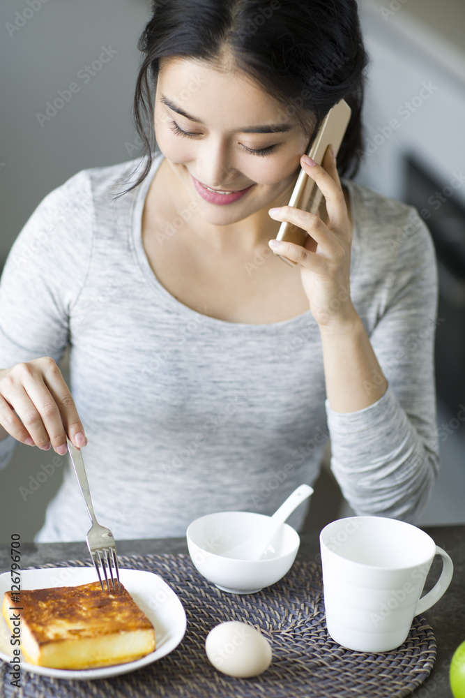 年轻女人在家吃早餐