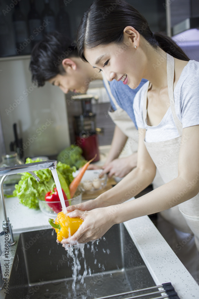 幸福的年轻夫妇在厨房做饭