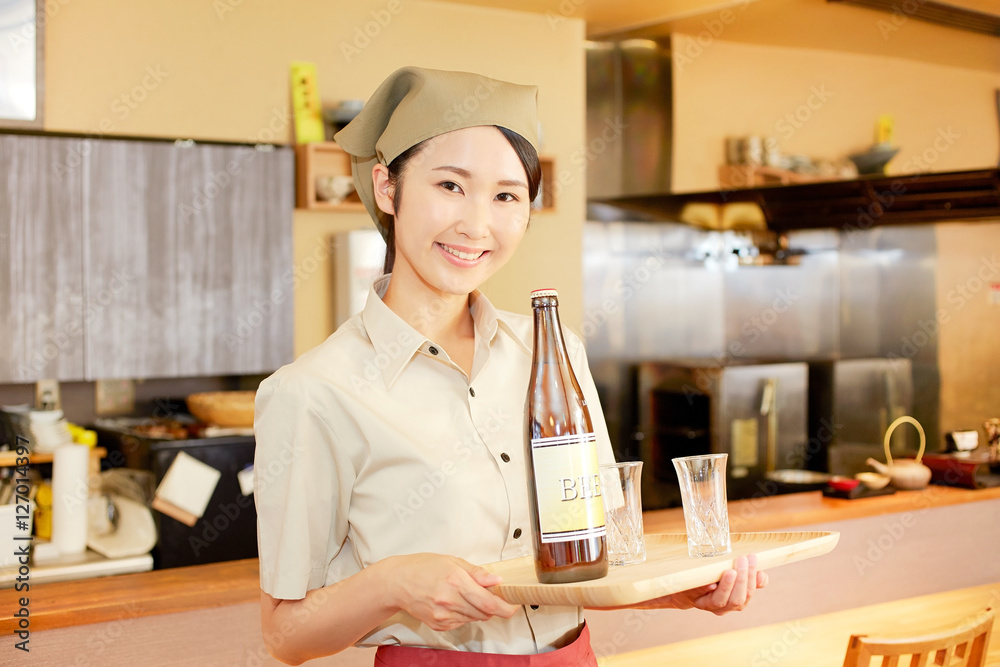 店員　居酒屋　ビールを運ぶ