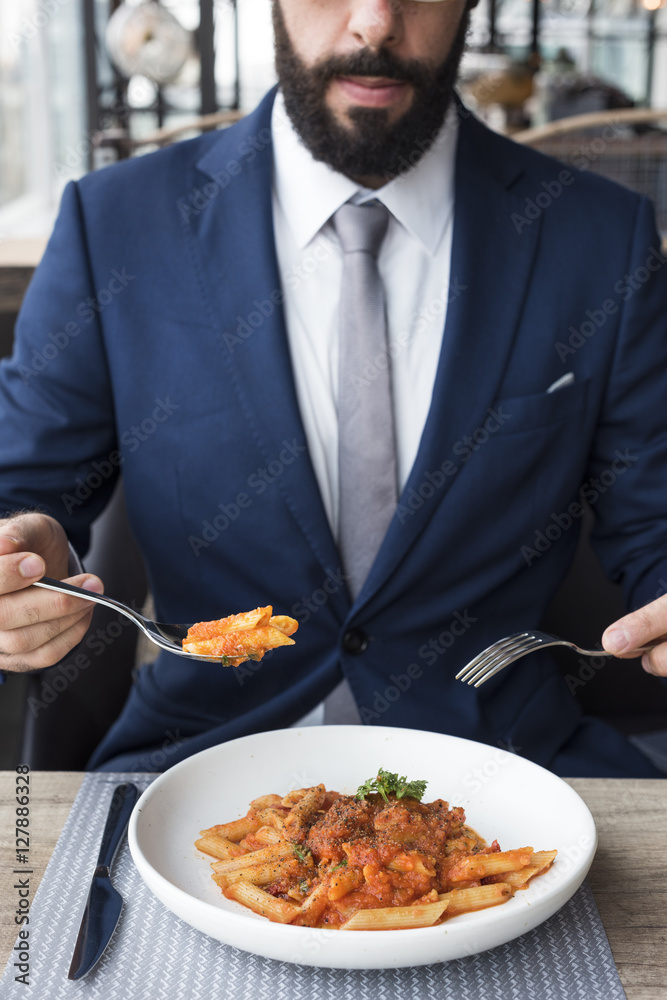 商务人士室内用餐概念