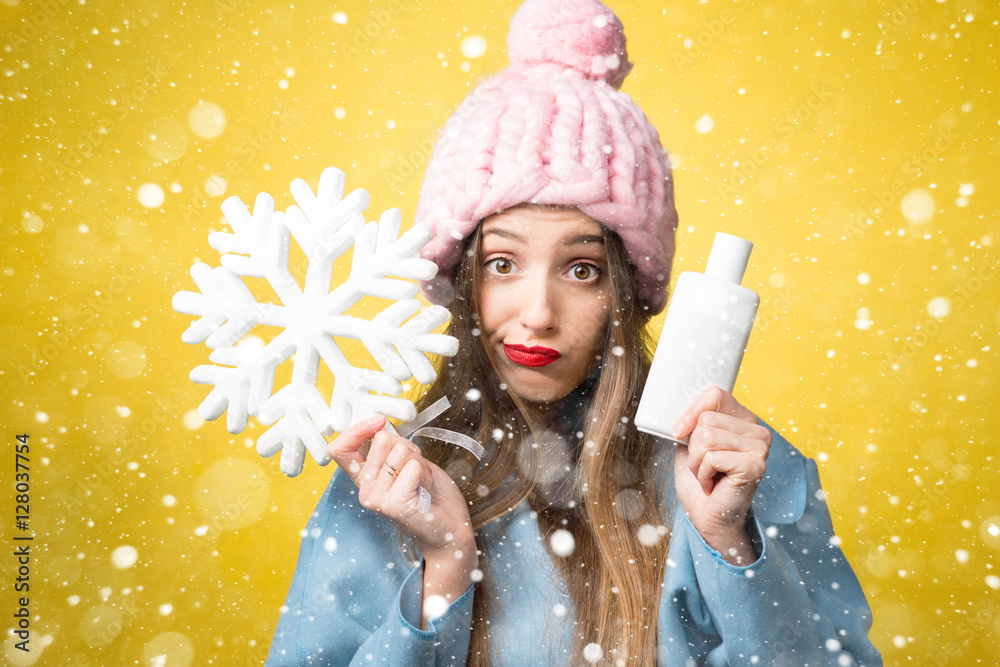 一个美丽女人的彩色冬季肖像，上面有护发素或洗发水和雪花