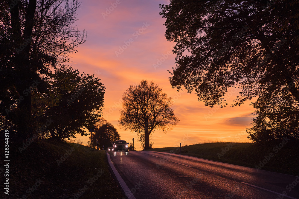 nächtliche Überlandfahrt bei Sonnenuntergang