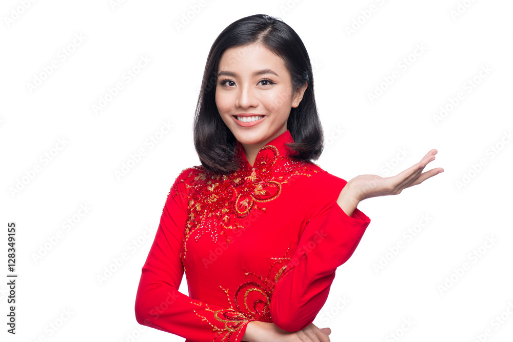 微笑越南女人穿着传统的敖黛服饰并介绍