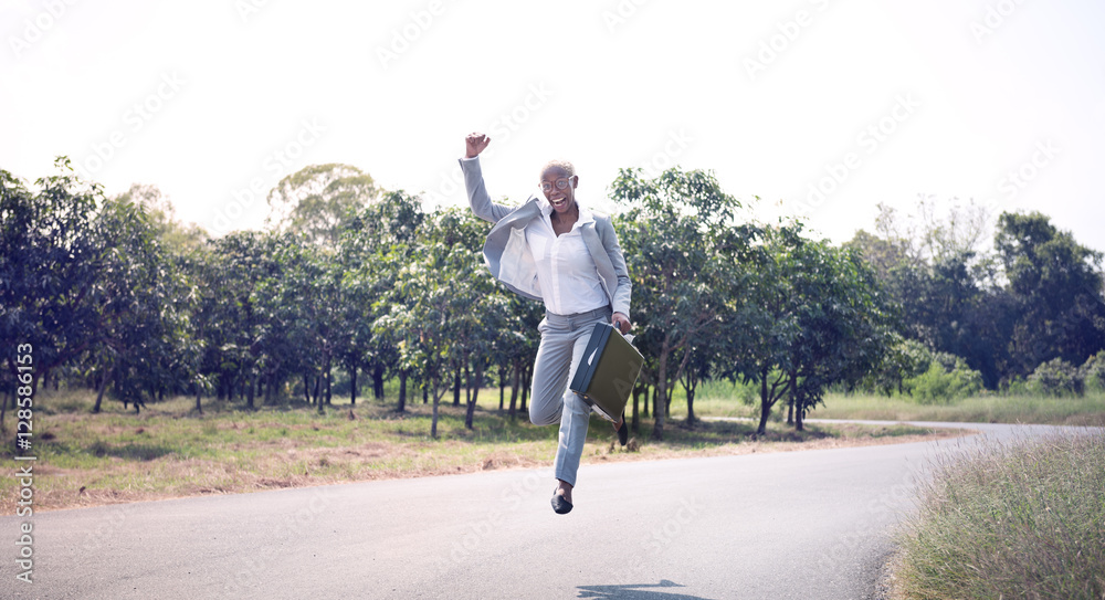 女商人增加跳跃飞漂成功概念