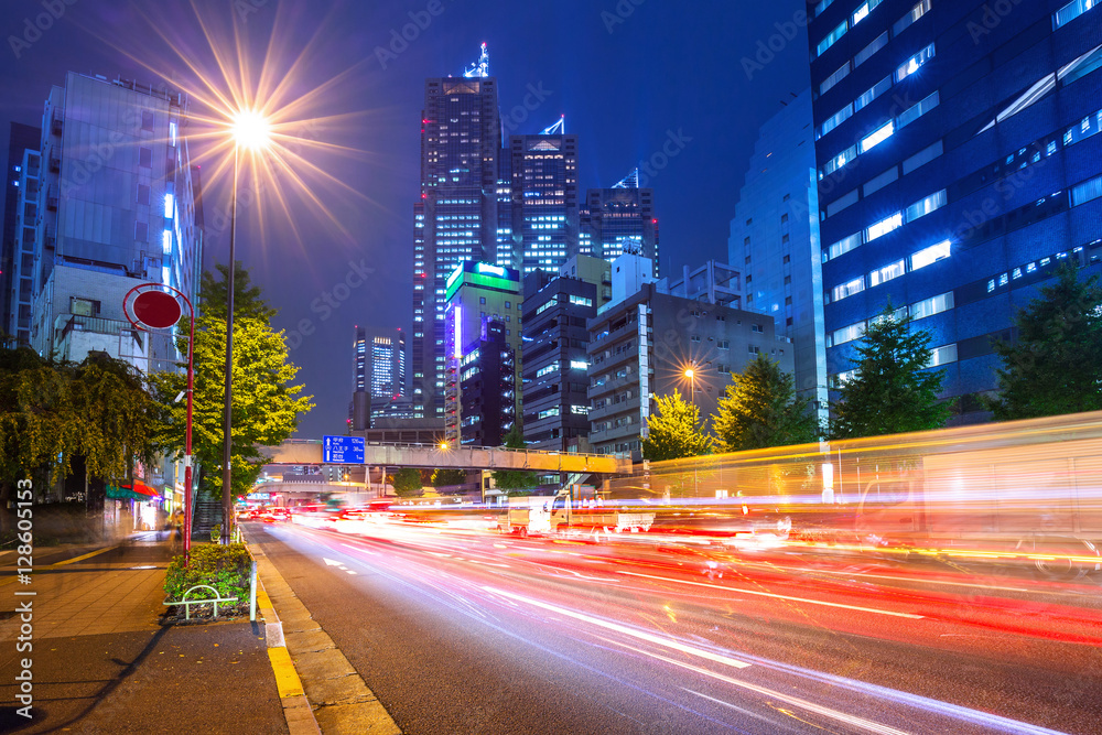 日本东京街道上有红绿灯的新宿区城市景观