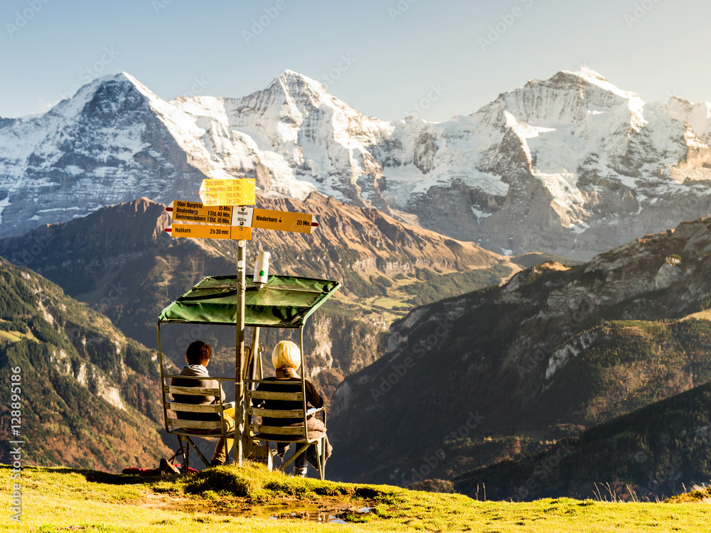 Schweiz的Aussicht auf berner Alpen的Wanderpause