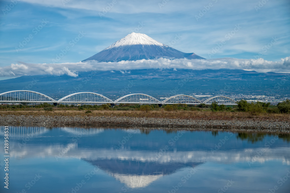 富士山与富士河的倒影