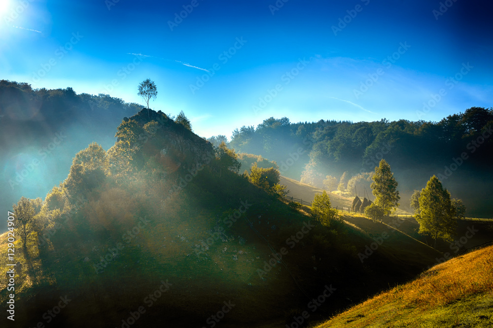 秋天早晨的山景-罗马尼亚Ponorului基金会。重新制作帆布版画