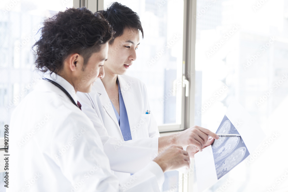 Doctors are talking while watching CT images at a hospital