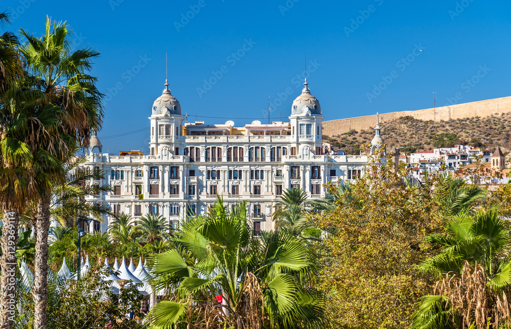 Edificio Carbonell，西班牙阿利坎特的一座历史建筑。建于1918年