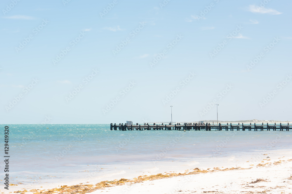 长码头的海洋和海滩背景。