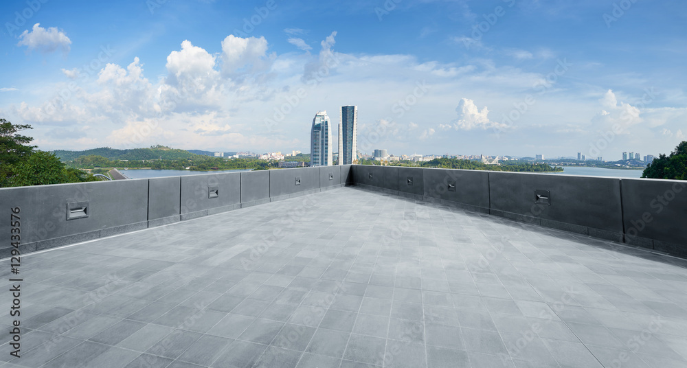 从空荡荡的地板上看云天中的重庆城市景观和天际线