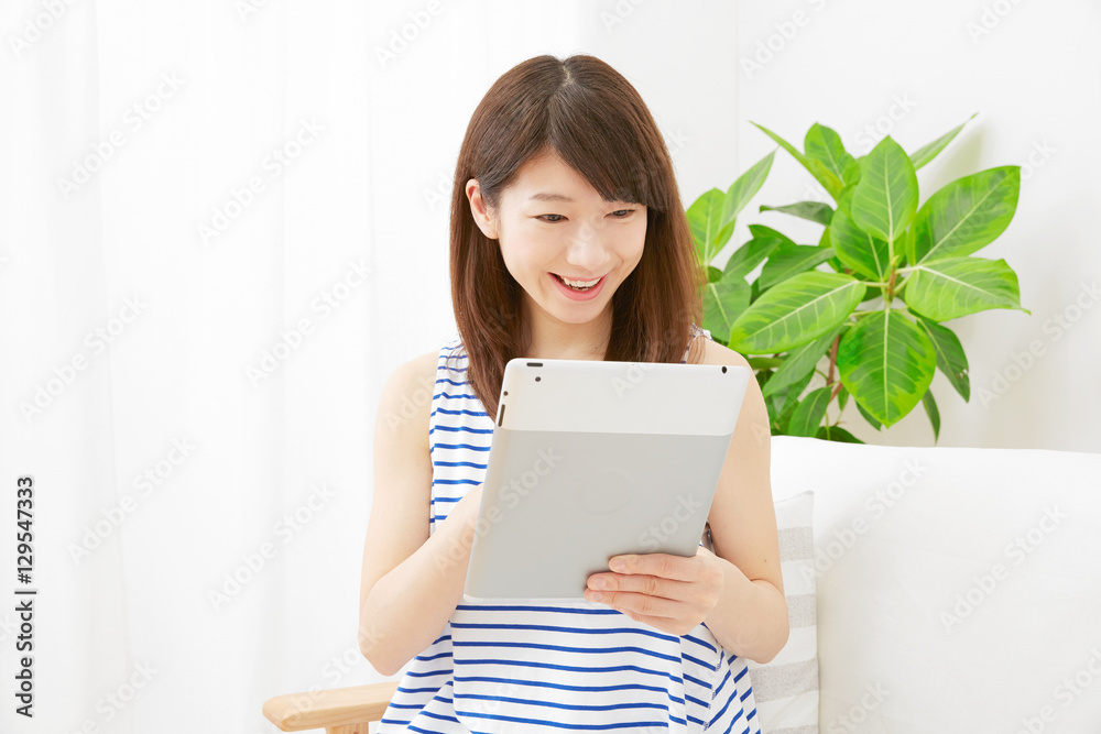 女性　タブレット