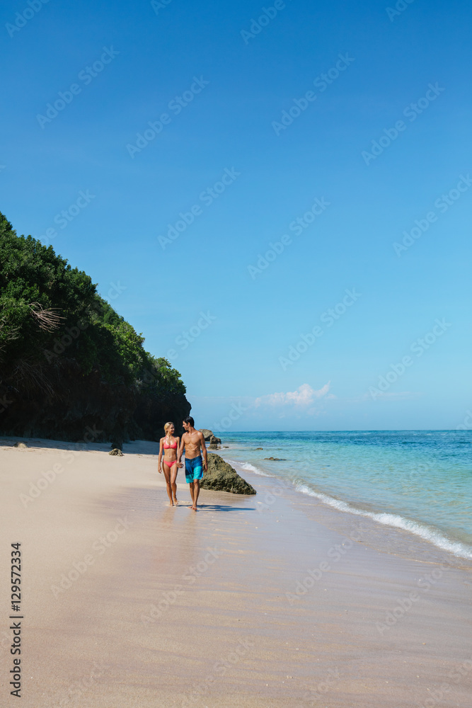 年轻夫妇在海滩上漫步