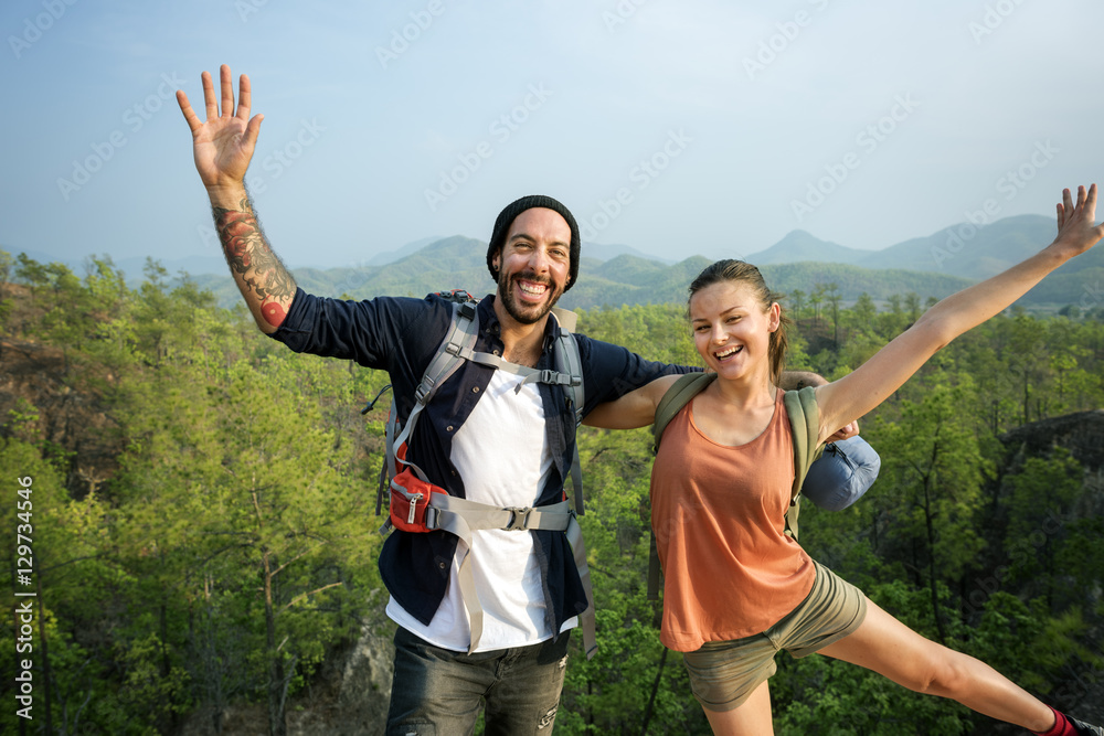 情侣探索旅行度假概念