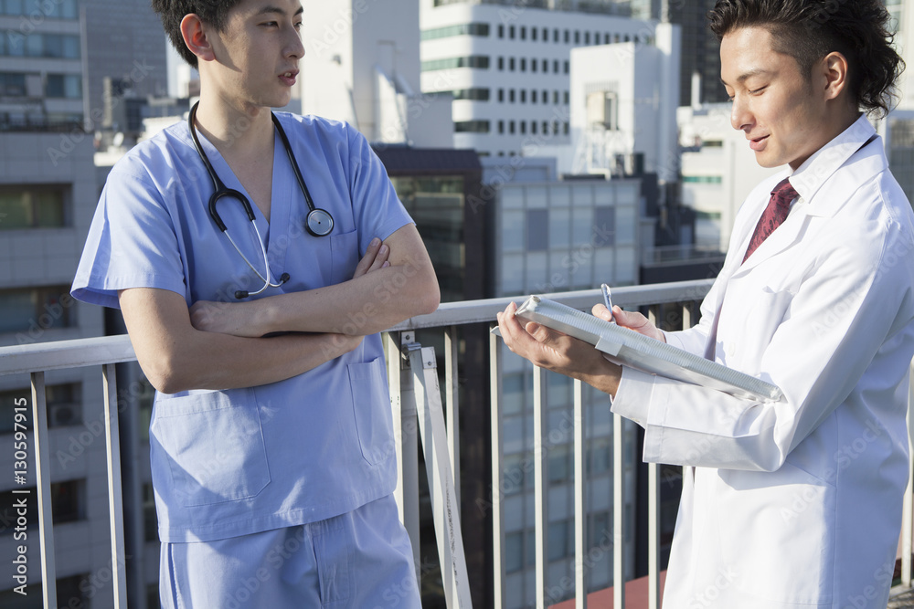 Two doctors are talking on the roof of the hospital