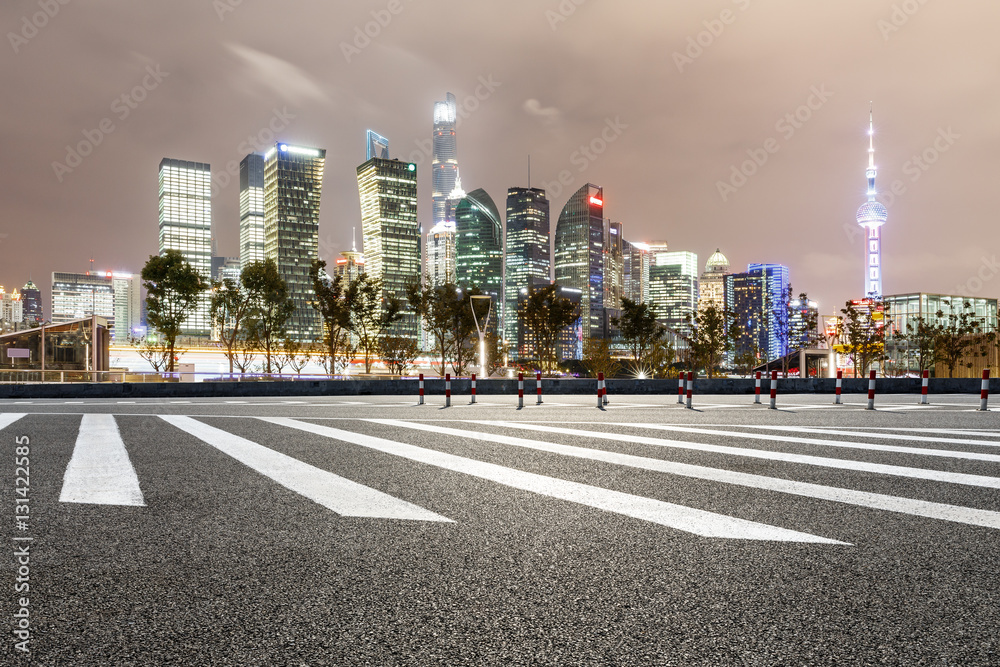 上海夜晚的柏油路与现代城市景观