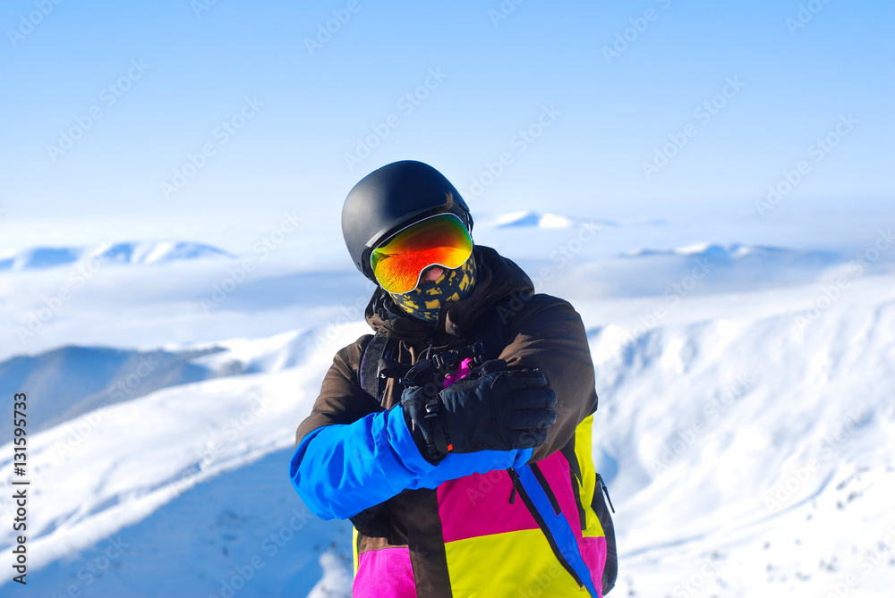 站在山顶上的单板滑雪运动员